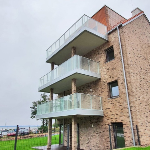 Безрамные каркасные системы для балконных ограждений, производитель Польша